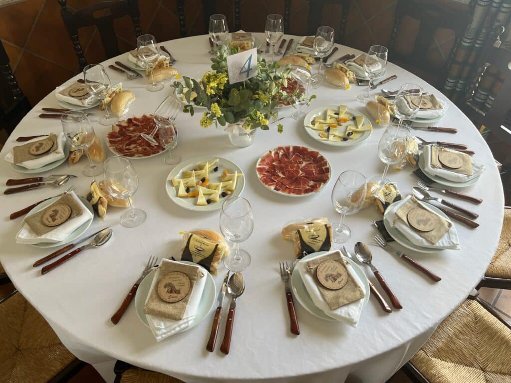 Mesa preparada para una comunión con gastronomía tradicional