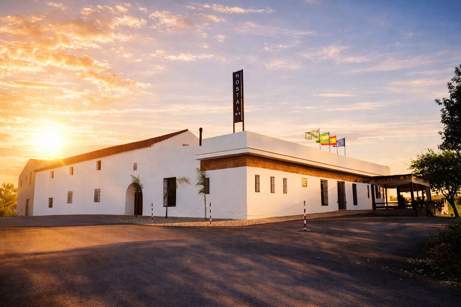 Fachada del cortijo El Mirador del Valle al amanecer, en San José del Valle, Cádiz