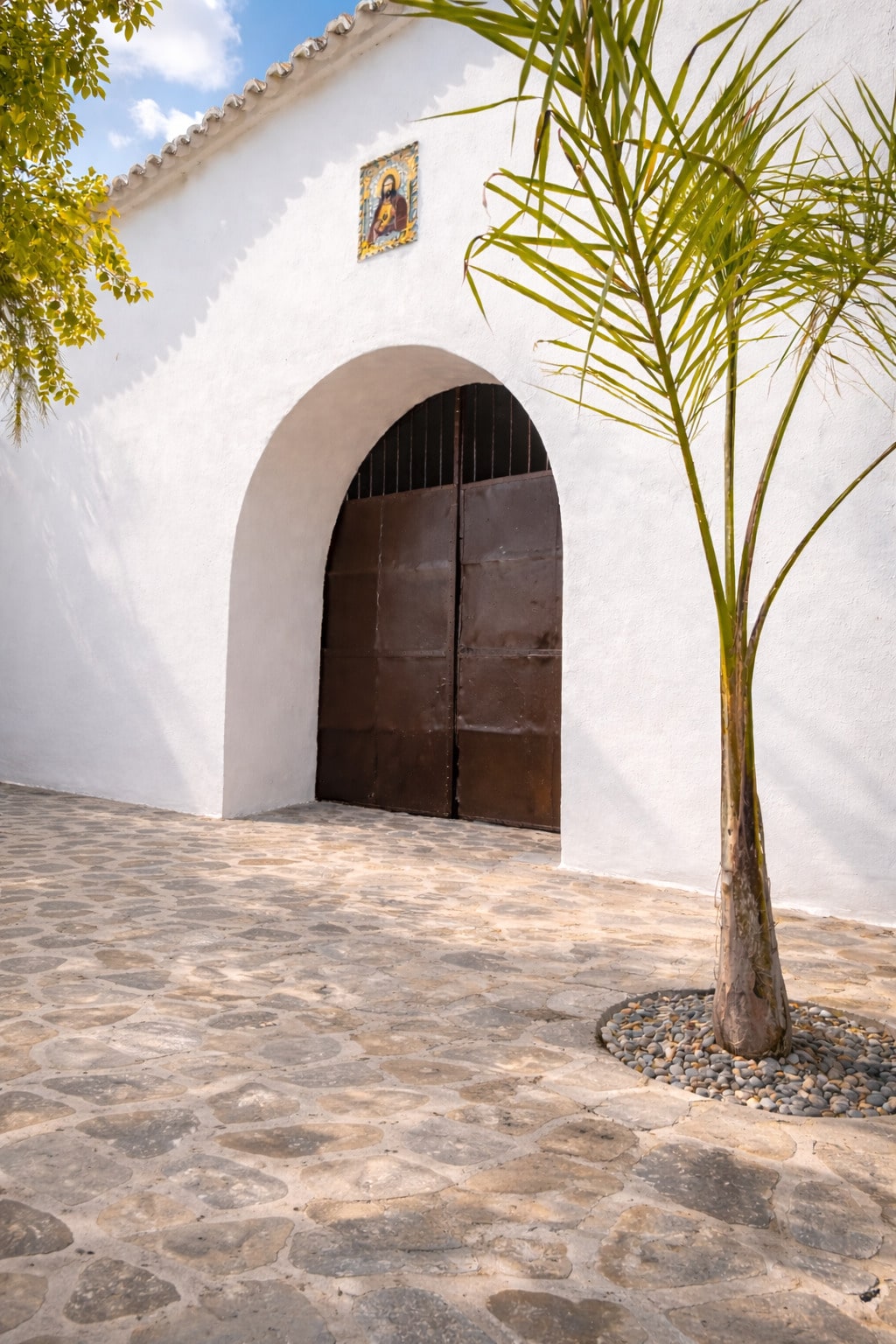 Entrada del cortijo con arco andaluz
