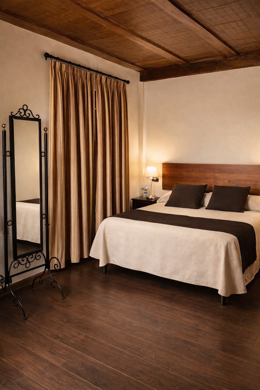 Habitación de matrimonio con decoración rústica