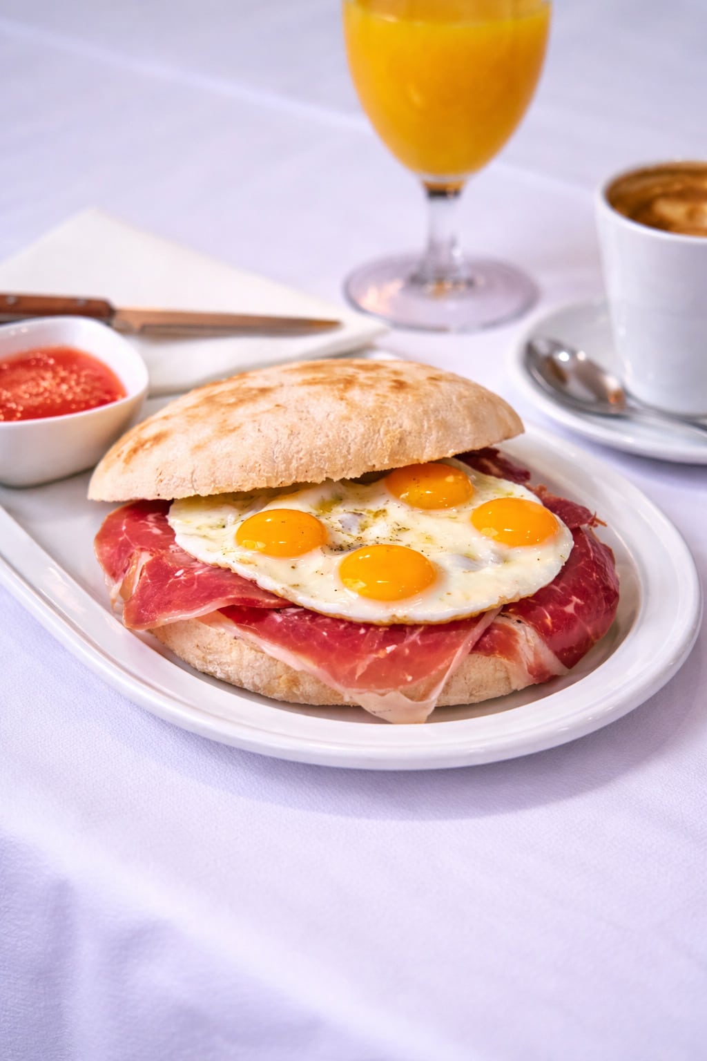 Huevos de codorniz con jamón ibérico
