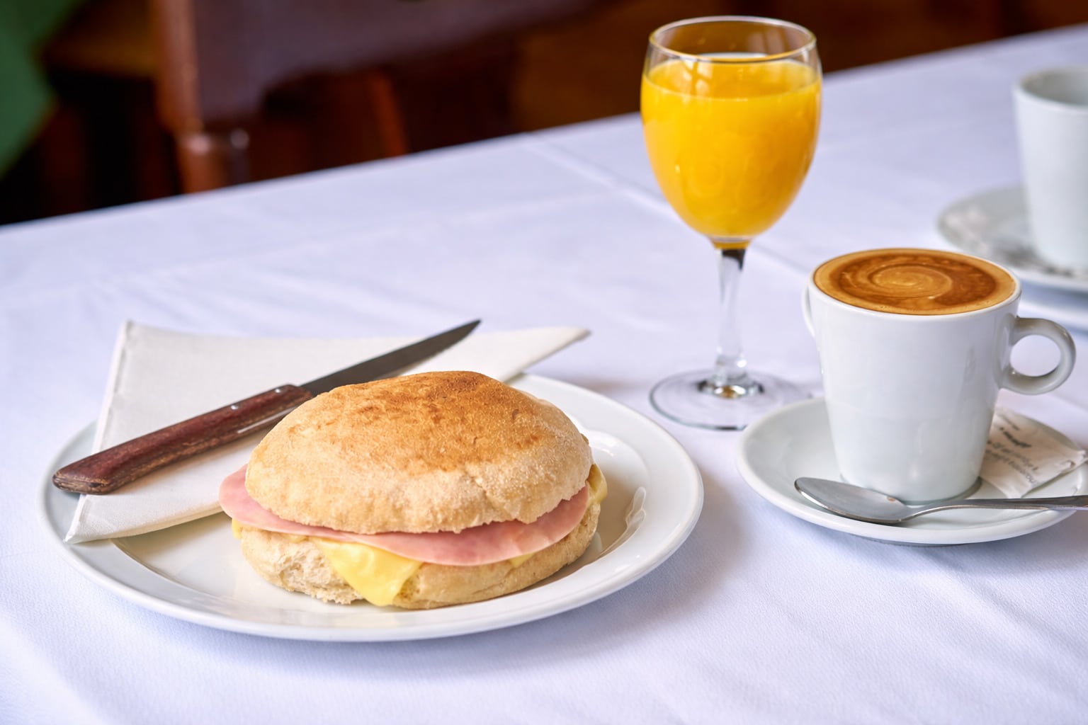 Mollete campero mixto de jamón y queso