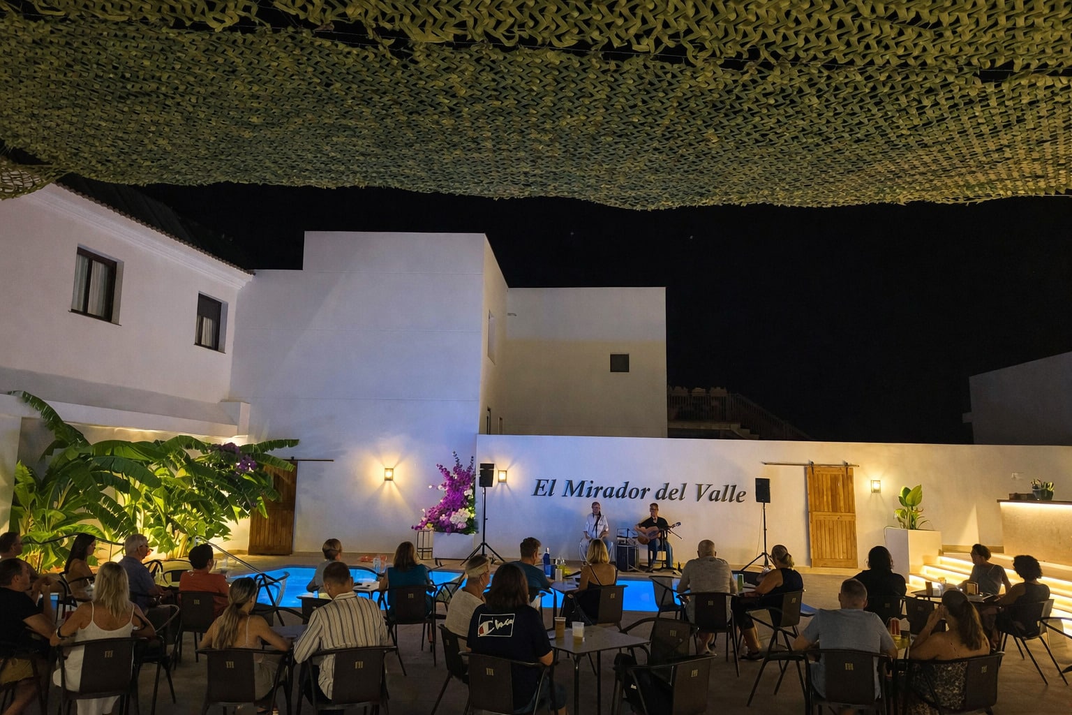 Terraza de noche con música en directo