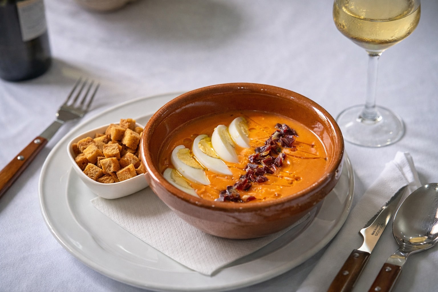 Salmorejo casero con jamón ibérico