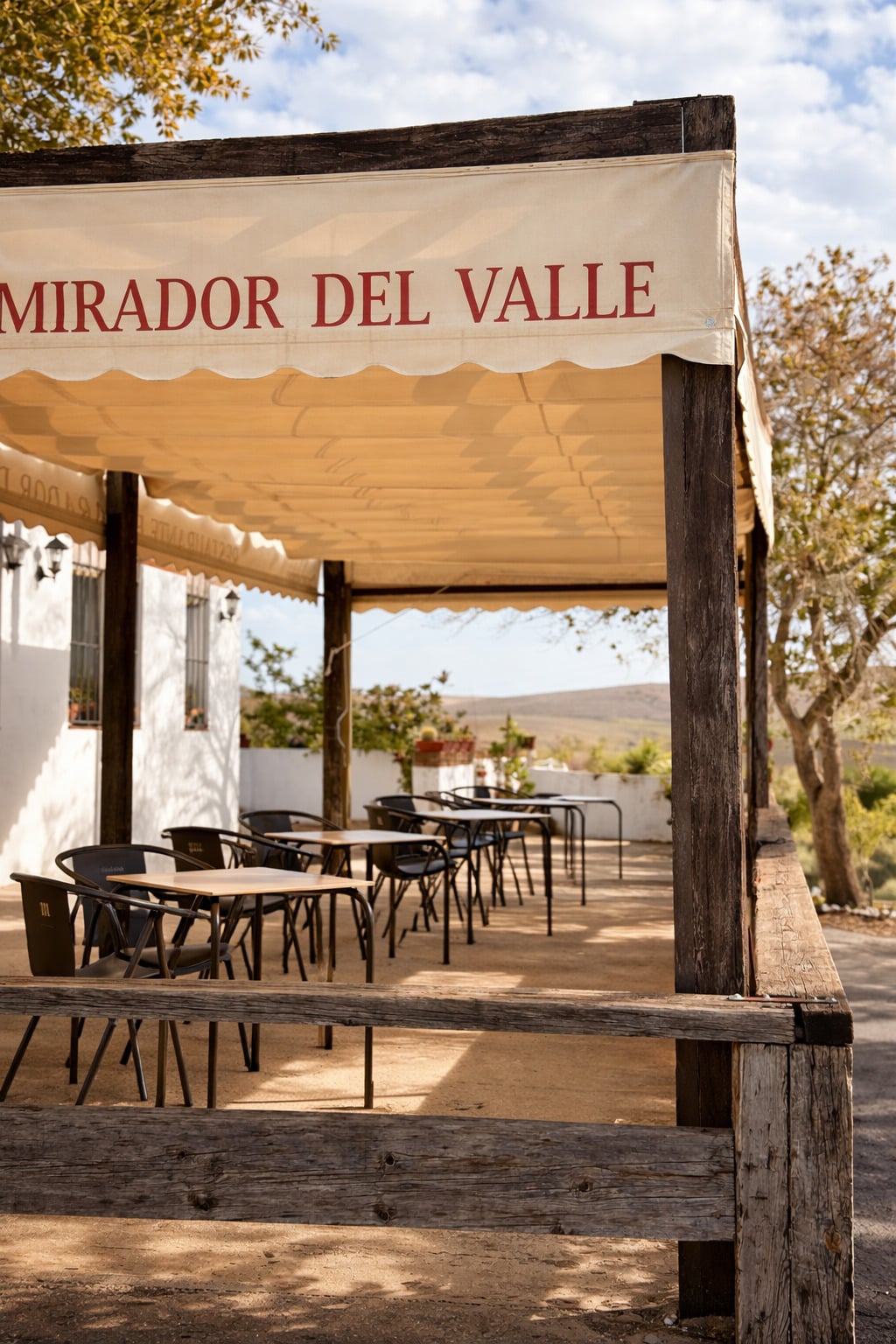 La terraza exterior del cortijo con vistas al campo